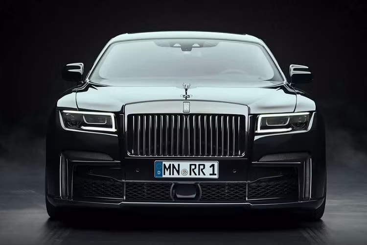 Rolls-Royce Ghost Black Badge độ Spofec cũng được trang bị hệ thống xả thể thao không gỉ với van bướm điều khiển chủ động đem lại khả năng vận hành êm ái hơn. Bộ mâm xe 22 inch thiết kế độc quyền từ hãng Vossen là điểm nhấn ngoại thất trên bản độ của Spofec.