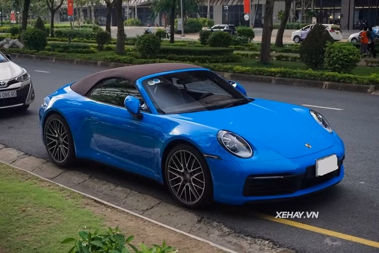 Được biết trong garage của chủ nhân chiếc Porsche 911 Carrera Cabriolet mui trần màu xanh dương này còn có xe siêu sang Bentley Mulsanne bản kỷ niệm 100 năm ngày thành lập thương hiệu.