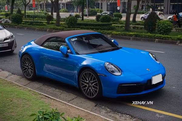 Số lượng của Porsche 911 thế hệ mới (992) tại Việt Nam khá nhiều, với nhiều phiên bản và đa dạng về màu sắc, từ đỏ, trắng, đen cho đến tông xám, xanh lá và xanh dương lạ mắt như chiếc 911 Carrera Cabriolet trong bài.