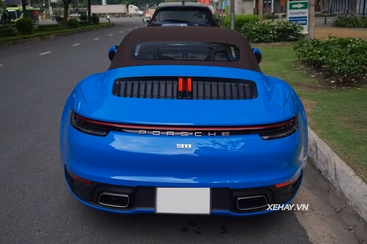 Về cơ bản, siêu xe Porsche 911 Carrera Cabriolet có thiết kế giống hệt với bản coupe. Ở phía trước, xe có thiết kế đèn pha LED 4 điểm được hỗ trợ bởi Công nghệ ánh sáng năng động của Porsche (PDLS Plus) giúp tối ưu hóa khả năng chiếu sáng con đường phía trước, đặc biệt trong điều kiện thời tiết xấu hoặc thiếu ánh sáng.