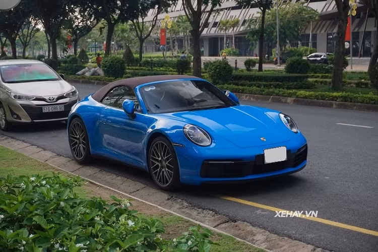 Cản trước cũng được sửa đổi với viền màu đen bao quanh các lỗ thông gió 2 bên, và nằm trên là đèn LED chạy ban ngày thanh mảnh. Tăng thêm vẻ thể thao cho xe là hốc hút gió trung tâm hẹp và nắp cốp góc cạnh.