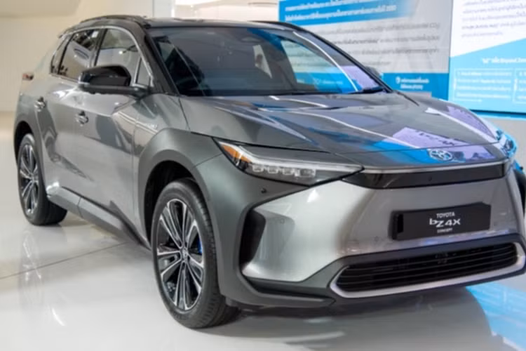 Không thể phủ nhận rằng hiện nay, xe Toyota bZ4X 2023 chạy điện đang rất được chú ý trên toàn thế giới với mức độ phổ biến đang tăng lên không ngừng. Ở khu vực Đông Nam Á, Thái Lan với nhiều chính sách ưu đãi lối sống xanh chính là thị trường béo bở được nhiều dòng xe điện nhắm đến. Tân binh mới nhất ở thị trường này chính là Toyota với chiếc xe chạy điện 100% đầu tiên bZ4X.