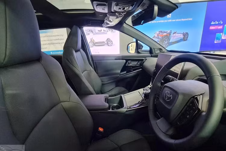 Toyota đang chuẩn bị đẩy mạnh hoạt động điện khí hóa tại quốc gia này. Đại diện Toyota từng chia sẻ: “Chúng tôi cũng sẽ nghiên cứu nội địa hóa hơn nữa trong nỗ lực biến Thái Lan trở thành trung tâm sản xuất chính cho nhiều loại xe điện. Sáng kiến này phù hợp với định hướng của chính phủ Thái Lan đối với điện khí hóa, nền kinh tế BCG và các mục tiêu loại bỏ khí thải carbon”.