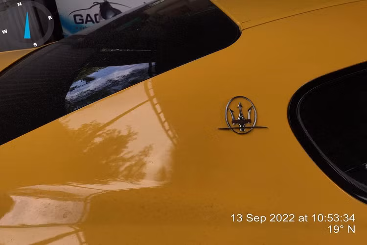 Phần đầu xe nổi bật với cản trước và lưới tản nhiệt đặc trưng của Maserati cùng hai hốc gió hai bên. Cụm đèn pha mang âm hưởng của dòng GranTurismo MC Sport Line. Đèn định vị ban ngày LED với thiết kế dọc giữa hai đèn pha. Logo ‘’Cây đinh ba’’ với hai đường sọc đỏ chạy ngang tạo điểm nhấn. Đèn hậu góc cạnh với đèn phanh bọc ngoài, bên trong là đèn lùi và xi-nhan.
