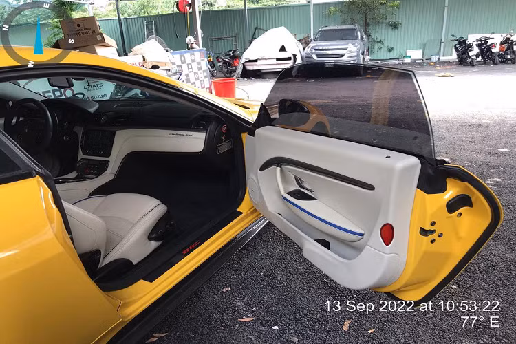 Maserati GranTurismo MC Sport Line được trang bị bộ mâm hợp kim kích thước 20 inch và cùm phanh sơn màu đỏ. Thêm vào đó là gói trang bị carbon xung quanh xe. Chịu trách nhiệm thiết kế cho Maserati GranTurismo MC Sport Line là hãng Pininfarina danh tiếng.