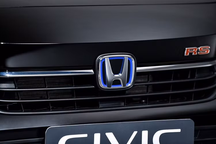 Cũng như Honda Civic e:HEV Hatchback 2022 ở châu Âu, xe dành cho thị trường Thái Lan được trang bị hệ truyền động hybrid bao gồm máy xăng Atkinson Cycle 4 xi-lanh, phun nhiên liệu trực tiếp, dung tích 2.0L và 2 mô-tơ điện nằm trên cầu trước. Ngoài ra, xe còn có hộp số tự động E-CVT và cụm pin ithium-ion nằm bên dưới ghế sau.