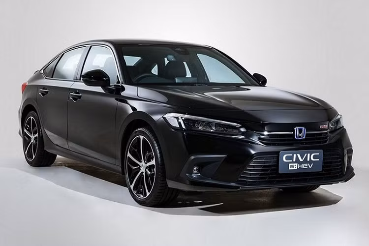 Đúng như tin đồn, Honda Civic 2022 bản hybrid mới đã nhanh chóng ra mắt thị trường Đông Nam Á, cụ thể là Thái Lan. Tương tự xe ở thị trường châu Âu, Honda Civic 2022 phiên bản hybrid cũng được gọi bằng cái tên e:HEV. Tuy nhiên, xe ở thị trường châu Âu là Honda Civic Hatchback trong khi xe mới ra mắt Thái Lan mang kiểu dáng sedan.