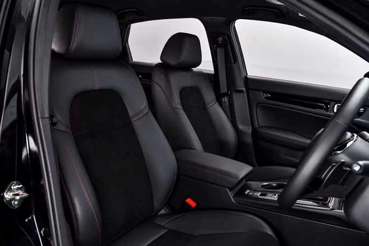 Bên cạnh đó, Honda Civic e:HEV 2022 tại Thái Lan còn có những trang bị ngoại thất đáng chú ý như đèn pha LED toàn phần tự động bật/tắt, tích hợp dải đèn LED định vị ban ngày hình chữ "L", đèn sương mù LED phía trước, đèn hậu LED, gương chiếu hậu chỉnh điện/gập điện/tự động gập khi tắt máy/tích hợp đèn báo rẽ, vành hợp kim 18 inch sơn 2 màu, lốp 235/40 ZR18, ăng-ten hình vây cá trên nóc xe, cánh gió đuôi màu đen và cần gạt nước tự động.
