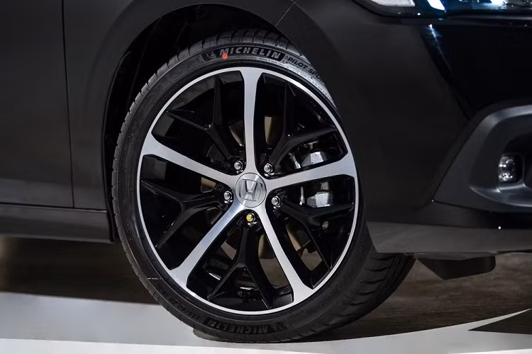 Ngay cả lượng xăng tiêu thụ của Honda Civic e:HEV 2022 cũng chưa được hé lộ. Tuy nhiên, mẫu xe này hứa hẹn sẽ tiết kiệm xăng hơn phiên bản dùng động cơ xăng tăng áp 1.5L của Honda Civic 2022. Ngoài hệ truyền động hybrid mới, Honda Civic e:HEV 2022 tại Thái Lan sở hữu thiết kế ngoại thất không khác nhiều so với phiên bản dùng động cơ xăng tăng áp 1.5L. Xe có một số đặc điểm nhận dạng như logo hình chữ "H" màu xanh dương, logo "e:HEV" trên nắp cốp sau và 1 ống xả nằm bên phải.