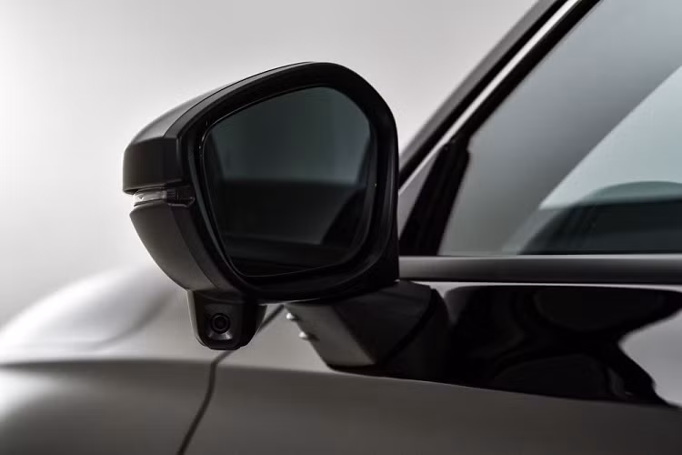 Khi mua Honda Civic e:HEV 2022, khách hàng Thái Lan có thể chọn 1 trong 6 màu sơn ngoại thất là đỏ (chỉ dành cho bản RS), đen, trắng, xám, bạc và xanh dương (chỉ dành cho bản EL+). Hiện chưa rõ sau Thái Lan, mẫu sedan hạng C này có về Việt Nam để cạnh tranh sòng phẳng với Toyota Corolla Altis phiên bản hybrid hay không.