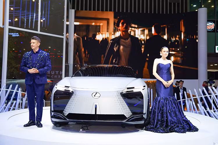 Đặc biệt, Lexus LF-Z còn được trang bị 2 mô-tơ điện, tạo ra công suất tổng cộng 536 mã lực và mô-men xoắn cực đại 700 Nm. 2 mô-tơ điện này kết hợp với cụm pin lithium-ion làm mát bằng dung dịch, cho phép xe có thể di chuyển 600 km sau khi sạc đầy pin.