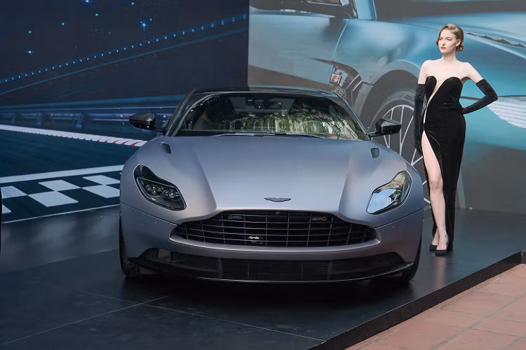 Về ngoại thất, xe sở hữu màu sơn Satin Solar Bronze, lần đầu tiên xuất hiện trên một chiếc Aston Martin DB11 tại Việt Nam. Chỉ tính riêng thương hiệu Aston Martin còn có chiếc DBX thứ 3 về nước là sở hữu màu đồng Satin Solar này.