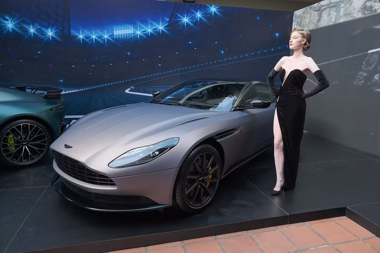 Trong buổi lễ ra mắt xe tại Hà Nội, Aston Martin Việt Nam cũng chính thức giới thiệu chiếc DB11 V8 Coupe phiên bản nâng cấp động cơ đầu tiên. Hãng cũng công bố giá xe Aston Martin DB11 V8 Coupe chính hãng là 19,799 tỷ đồng.