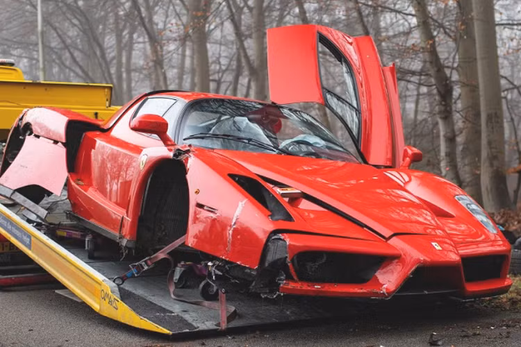 Hiện giá trị của siêu xe Ferrari Enzo vẫn có xu hướng tăng lên theo từng năm. Dự tính chiếc xe bị nạn trong bài khi tung ra thị trường sẽ được rao bán từ khoảng 2 - 3 triệu USD (khoảng 45,5 - 68,2 tỷ đồng). Hiện trên các diễn đàn hay các cuộc mua bán đấu giá, Ferrari Enzo luôn là điểm nóng của dân sưu tầm xe.