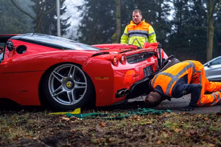 Enzo là một trong những mẫu xe Ferrari mang tính biểu tượng nhất, với 400 chiếc được sản xuất trong giai đoạn năm 2002 - 2004. 