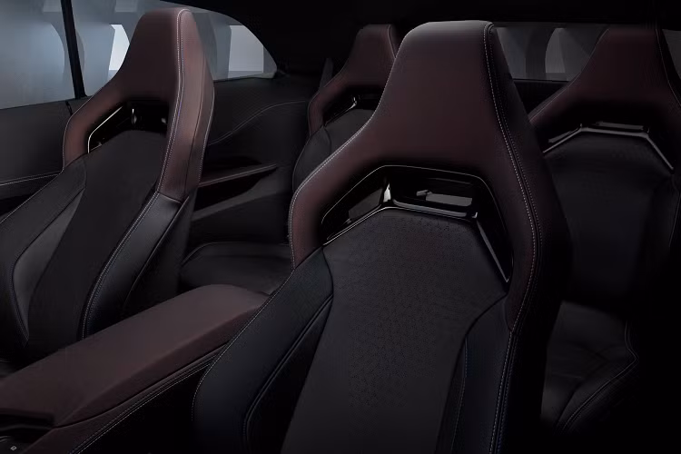 Chiếc SRT được trưng bày tại SEMA mang trên mình màu sơn Stryker Red và trang bị bộ xe sợi carbon 18 inch trọng lượng nhẹ và lốp radial kéo 305 mm và có thể lựa chọn thêm bản nâng cấp hiệu suất Banshee Giai đoạn 2.