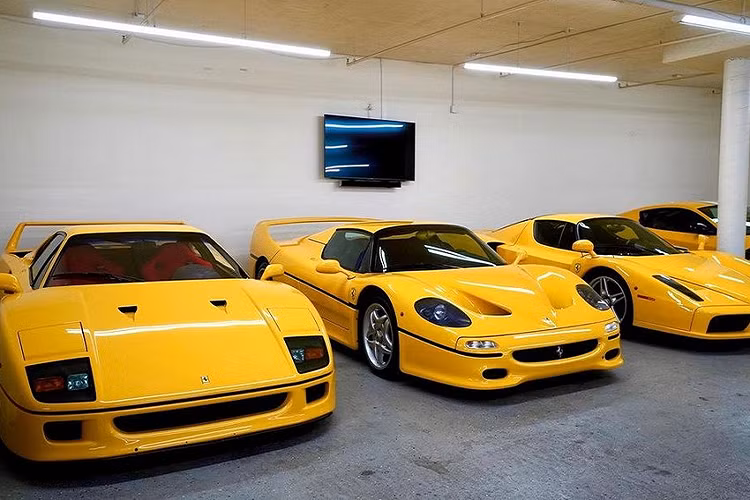 Dù ở trong tình thế nào, David Lee vẫn thể hiện mình là 1 "fan cứng" của hãng xe Ferrari khi liên tiếp tậu các xe "ngựa chồm" đắt tiền. Mới đây nhất, sau khi đã mua chiếc siêu xe triệu đô nhiều năm ao ước là Ferrari LaFerrari Aperta hàng hiếm, David Lee đã chi tiền để tậu một chiếc siêu xe Ferrari F40.