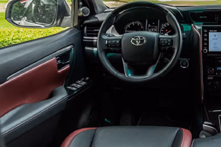 Nằm bên dưới nắp ca-pô của Fortuner 2023 là 3 loại động cơ như cũ. Thứ nhất là động cơ diesel 4 xi-lanh, tăng áp, dung tích 2.4L, sản sinh công suất tối đa 150 mã lực và mô-men xoắn cực đại 400 Nm. Thứ hai là động cơ diesel 4 xi-lanh, tăng áp, dung tích 2.8L với công suất tối đa 204 mã lực và mô-men xoắn cực đại 500 Nm.