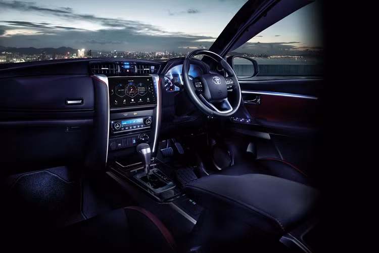 Thay đổi còn lại của Toyota Fortuner 2023 ở thị trường Malaysia là cổng USB Type C mới để sạc nhanh hơn. Như vậy, mẫu SUV hạng D này được áp dụng những trang bị mới giống hệt Toyota Innova thế hệ mới.
