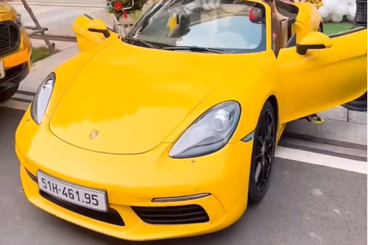 Trong đó chiếc Porsche Panameran của Huấn Hoa Hồng là đáng chú ý nhất, đây là món quà mà Youtuber Huấn dành tặng vợ mình cách đây khoảng 10 ngày. Được biết, chiếc xe sang này có giá trên 5 tỷ đồng.