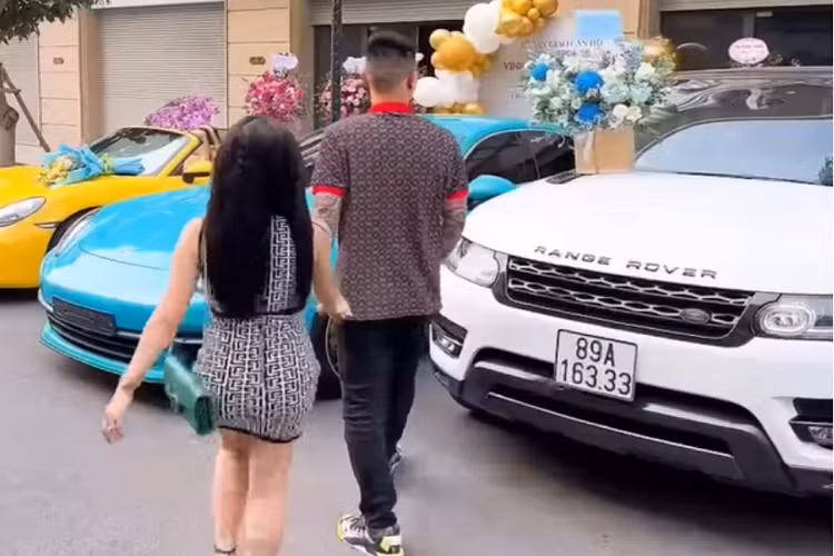 Mức giá lăn bánh Land Rover Range Rover Sport HSE Dynamic ước tính 7,2 tỷ đồng. Trước đây, chiếc SUV hạng sang còn được làm đẹp bằng nhiều chi tiết mạ vàng 24K nhưng hiện đã tháo bỏ hết.