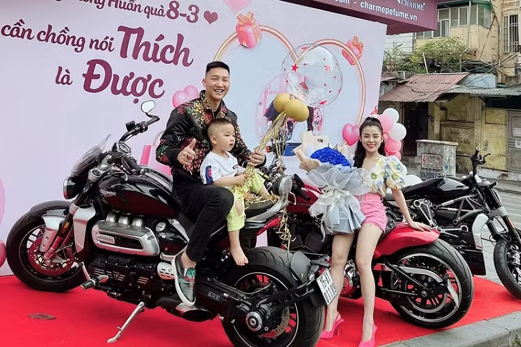 Ngoài dàn xe ôtô đắt đỏ, Huấn Hoa Hồng còn sở hữu hàng loạt xe máy, mô tô biển số đẹp, thậm chí mạ vàng và thường xuyên khoe lên mạng xã hội. Mới nhất chính là chiếc mô tô Triumph Rocket 3 trị giá gần 900 triệu đồng được vợ tặng đúng dịp 8/3.