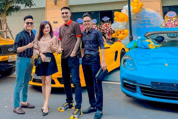 Dàn xe sang của Huấn Hoa Hồng bao gồm một chiếc Porche Panamera xanh da trời chưa ra biển, một chiếc Porsche khác màu vàng mang biển Sài Gòn, một chiếc Range Rover màu trắng và một chiếc Ford Ranger biển ngũ quý 5 dán decal vàng nổi bật.