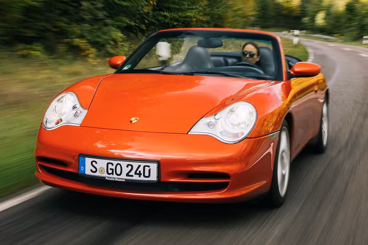 Những người đam mê Porsche sẽ biết mối quan hệ giữa chiếc Boxster Roadster đầu tiên có tên nội bộ là 986 và chiếc Porsche 911 thời 996. Trên thực tế, hai chiếc xe đã chia sẻ rất nhiều bộ phận, điển hình như nội thất của 996 và Boxster giống hệt nhau.