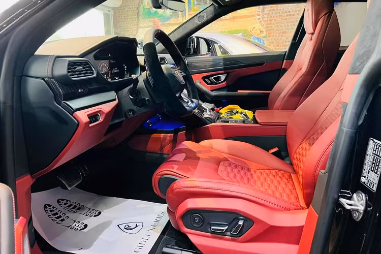 Sức mạnh trên của Lamborghini Urus sẽ kết hợp cùng hộp số tự động 8 cấp và hệ dẫn động 4 bánh, nhờ đó, chiếc siêu SUV này có thể tăng tốc từ vị trí xuất phát lên 100 km/h chỉ trong thời gian 3,6 giây trước khi đạt vận tốc tối đa 305 km/h.