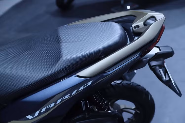 Ngoài thiết kế cải tiến nhẹ, Honda Vario 125 2022 còn có những tính năng nổi bật như khóa thông minh Smart Key, hệ thống tự động ngắt động cơ tạm thời Idling Stop System...