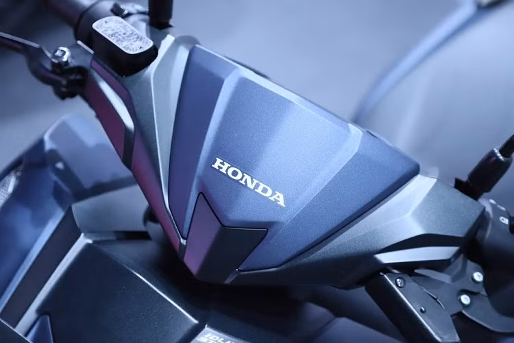 Cụ thể, hãng Honda đã bổ sung đầu xe, yếm trước, vỏ đèn và ốp gương chiếu hậu cải tiến cho Vario 125 2022 để xe vận hành linh hoạt hơn.