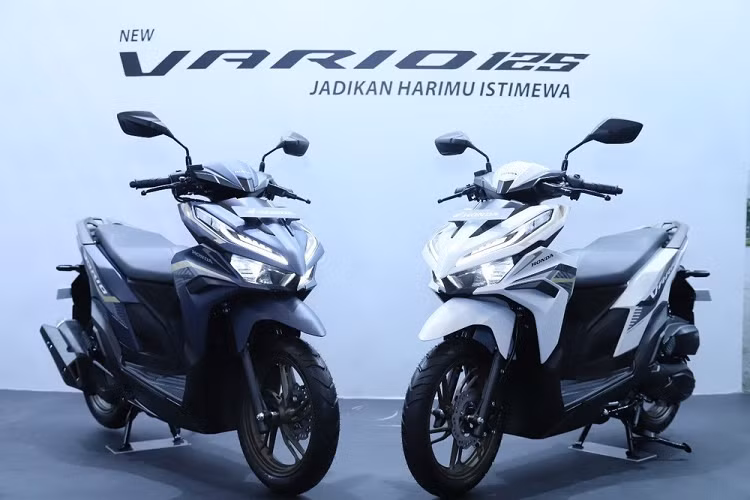 Ngày 26/9/2022, Honda đã chính thức vén màn phiên bản mới của dòng xe ga quen thuộc Vario 125 ở thị trường Indonesia. Bước sang phiên bản mới, mẫu xe Honda Vario 125 2022 mới này chỉ thay đổi nhẹ trong thiết kế và trang bị.