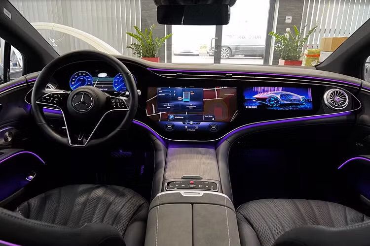 Mercedes-Benz EQS là mẫu xe sang thuần điện đầu bảng của thương hiệu Ngôi sao ba cánh. Trước đây, EQS vốn từng được coi là một phiên bản điện hoá của dòng S-Class nhưng thực tế lại cho thấy, đây là một mẫu xe hoàn toàn khác biệt về mọi thứ từ thiết kế tới khung gầm... Thậm chí, Mercedes-Benz EQS còn có phần đẳng cấp hơn hẳn so với người anh em S-Class.