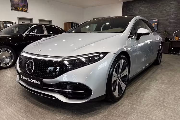 Tới tháng 3 vừa rồi, Mercedes cho biết có một số chiếc Mercedes-Benz EQS 2022 bị trục trặc ở hệ thống điện trong khoang động cơ, dẫn đến đèn pha bên trái ngừng hoạt động thất thường. Các kết nối điện không được đảm bảo cũng làm tăng nguy cơ cháy nổ trên EQS. 