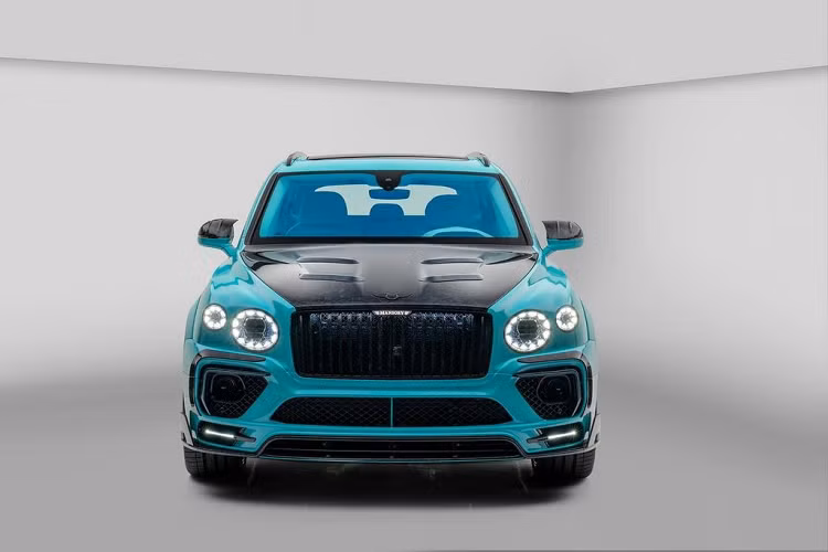 Bentayga Speed Feroza Edition 2022 gây ấn tượng với màu sơn ngoại thất xanh ngọc sáng lạ mắt với các điểm nhấn tương phản là sợi carbon đặc trưng của Mansory trên nắp ca-pô, gương cùng các bộ phận khí động học.