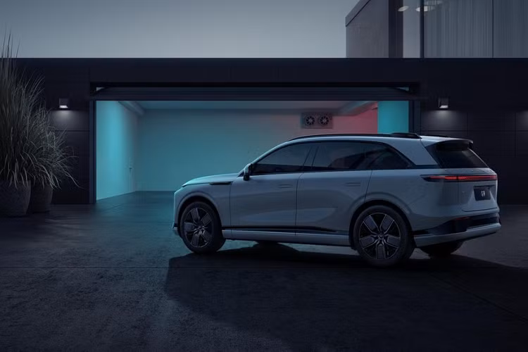 Phía sau mẫu SUV điện Trung Quốc này là cụm đèn hậu LED nằm vắt ngang đuôi xe khiến khu vực này trông như rộng và bề thế hơn. Những điểm nhấn còn lại trong thiết kế ngoại thất của xe bao gồm baga nóc và cản sau phối 2 màu. Đặc biệt, baga nóc của XPeng G9 2023 còn được tích hợp anten 5G.