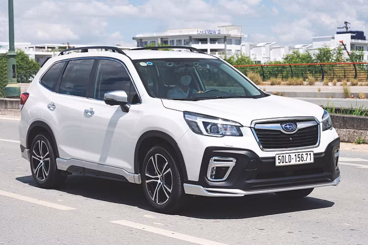 Mẫu xe gầm cao Subaru Forester đang giảm giá từ 184-229 triệu đồng trực tiếp vào giá bán, đi kèm bộ quà tặng (không có giá trị quy đổi thành tiền mặt). Trong đó, phiên bản Subaru Forester i-L giảm 229 triệu đồng chỉ còn 899 triệu đồng. Khách mua xe được tặng một năm bảo dưỡng, 400 lít xăng và màn hình giải trí trị giá 25 triệu đồng. 