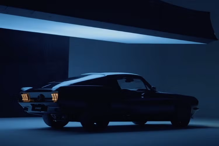 Mỗi chiếc Electric Mustang by Charge sẽ có giá khởi điểm 350.000 bảng Anh (tương đương 10,4 tỷ đồng), chưa bao gồm chi phí tùy chọn, và Charge Cars dự định chỉ sản xuất 499 chiếc.