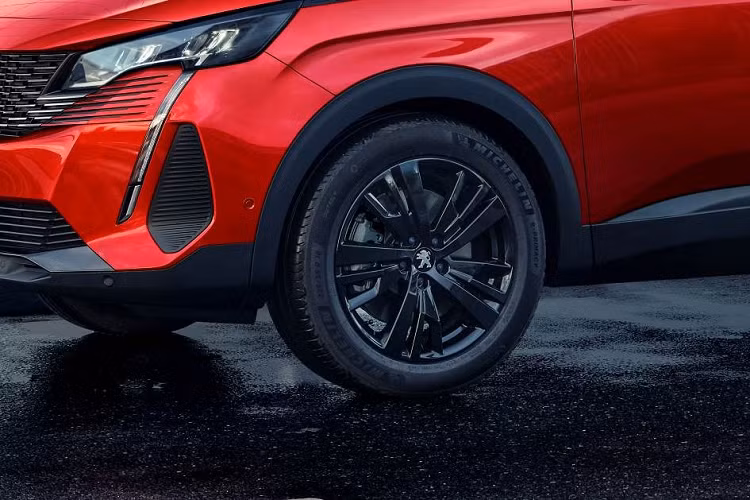 Điểm nhấn tiếp theo của Peugeot 4008 Blackpack chính là bộ vành hợp kim 18 inch với thiết kế 5 chấu kép, sơn màu đen bóng mới. Ngay cả nẹp chân kính của mẫu crossover cỡ nhỏ này cũng chuyển từ mạ crôm sang sơn đen.