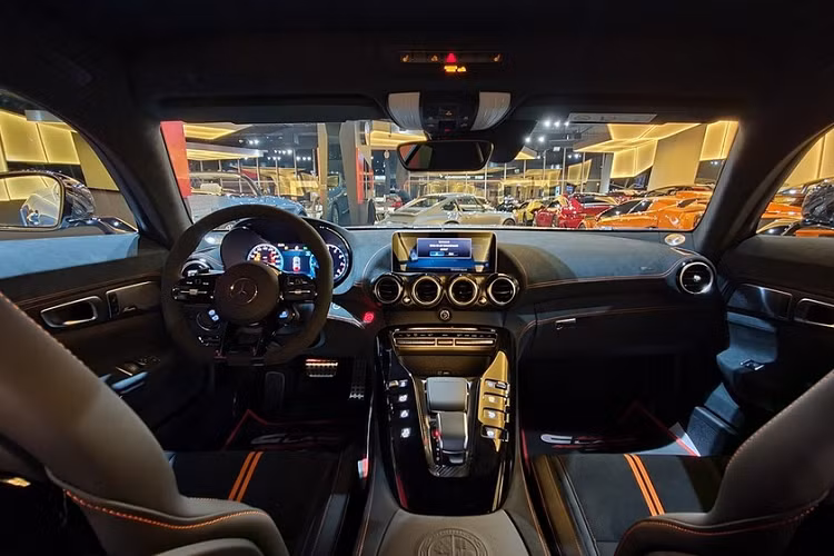 Chưa dừng lại đó, Mercedes-AMG GT Black Series còn có động cơ V8-Biturbo, sản sinh công suất tối đa 720 mã lực, mạnh hơn rất nhiều so với bộ đôi Mercedes-AMG GT R và Mercedes-AMG GT R Pro đã xuất hiện tạiViệt Nam.