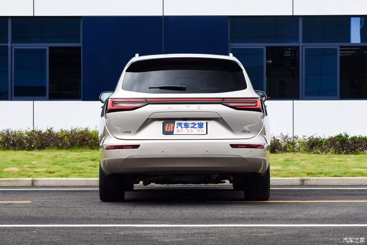 Thiết kế của Aito M7 trông khá đơn giản, mang đến cái nhìn mượt mà và gọn gàng. Bộ lưới tản nhiệt được làm nhỏ, nối liền cụm đèn pha LED có vỏ ốp tối màu. Dịch xuống phía dưới là hốc gió trung tâm hình thang cỡ lớn và khe gió nằm dọc ở hai bên đầu xe.