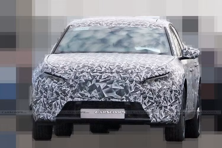Trong khi đó, so với 3008, mẫu xe SUV lai Coupe Peugeot 4008 2023 lại sở hữu thiết kế hầm hố và phong cách hơn. Khi lọt vào ống kính cánh săn ảnh, chiếc Peugeot 4008 2023 này đã được ngụy trang kín mít.