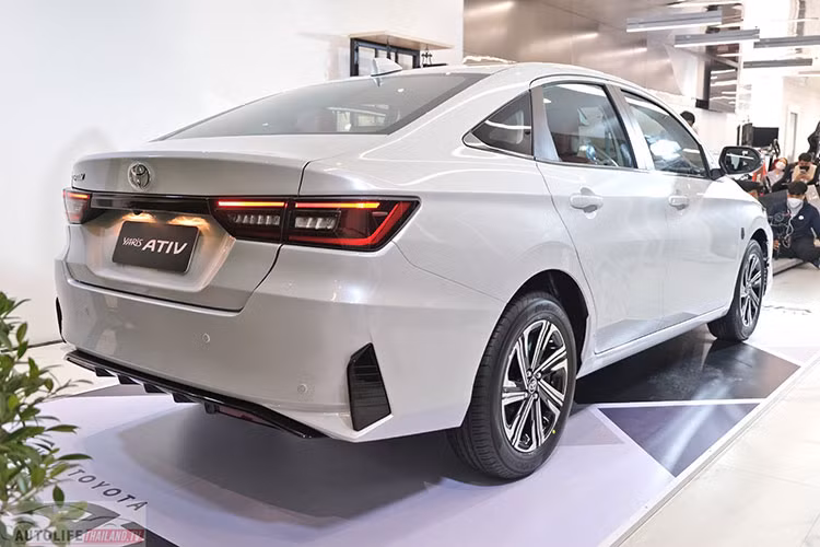 Bên sườn, Toyota Vios 2023 bản cao cấp nhất được trang bị bộ vành hợp kim 16 inch với thiết kế 7 chấu và sơn 2 màu thể thao, đi với lốp 195/60 R16. Tay nắm cửa...và anten vây cá trên nóc đều được sơn cùng màu với thân xe. Tương tự đèn pha, đèn hậu của Toyota Vios Premium Luxury 2023 cũng là dùng bóng LED toàn phần.
