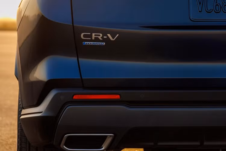 Rất có thể phiên bản hybrid của mẫu crossover hạng C này sẽ dùng hệ truyền động e:HEV mới giống Honda Civic 2022. Nếu đúng như vậy, xe sẽ được trang bị động cơ xăng Atkinson Cycle 4 xi-lanh, dung tích 2.0L, 2 mô-tơ điện nằm trên cầu trước và cụm pin lithium-ion nhẹ hơn, đặt dưới ghế sau.