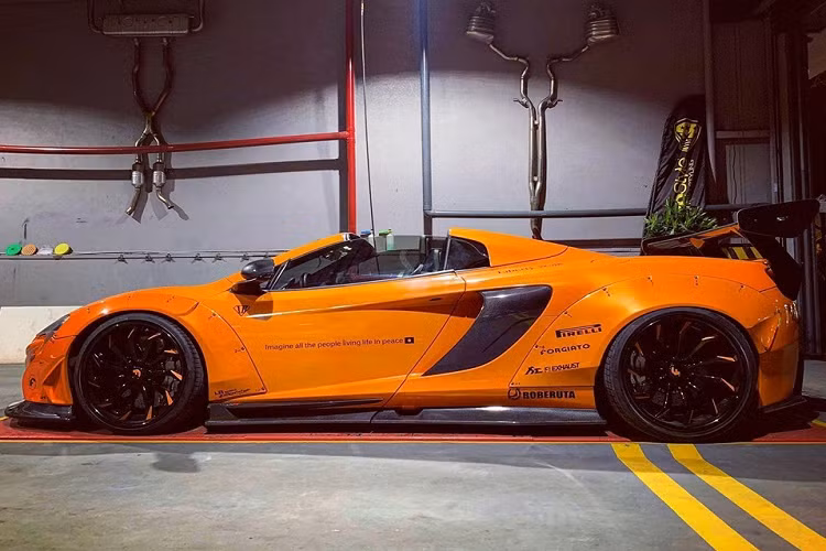 Tiếp đến là bộ mâm Forgiato mang chấu đơn cá tính so với la-zăng xe McLaren 650S Spider độ Liberty Walk của Dương Kon. Ngoài ra, chiếc siêu xe McLaren 650S Spider độ Liberty Walk thứ hai tại Việt Nam cũng có các vòm bánh xe được nới rộng theo phong cách đặc trưng của hãng độ đến từ Nhật Bản