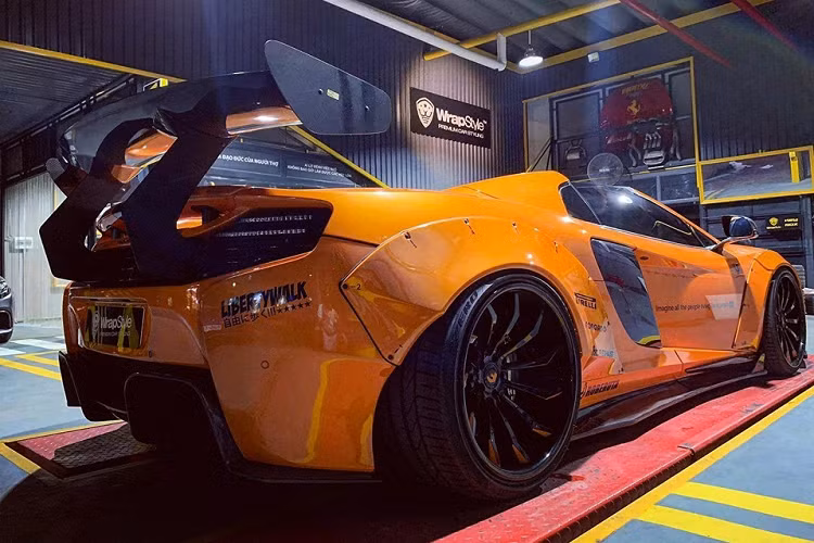 Giống với siêu xe McLaren 650S Spider độ Liberty Walk của Dương Kon, chiếc McLaren 650S Spider độ Liberty Walk mới về Bình Phước định cư không có bất kỳ sự can thiệp nào ở khối động cơ V8, tăng áp kép, dung tích 3,8 lít, sản sinh công suất tối đa 641 mã lực.