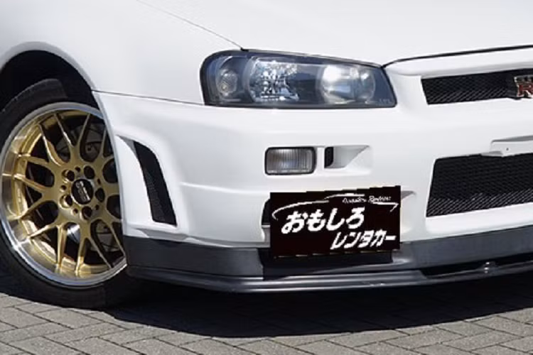 Theo trang web của công ty cho thuê xe Omoshiro Rent-a-Car, chiếc Nissan Skyline R34 GT-R trong đoạn video sở hữu động cơ xăng 2.6L và hộp số sàn 6 cấp. Động cơ này tạo ra công suất tối đa 276 mã lực và mô-men xoắn cực đại 397 Nm.