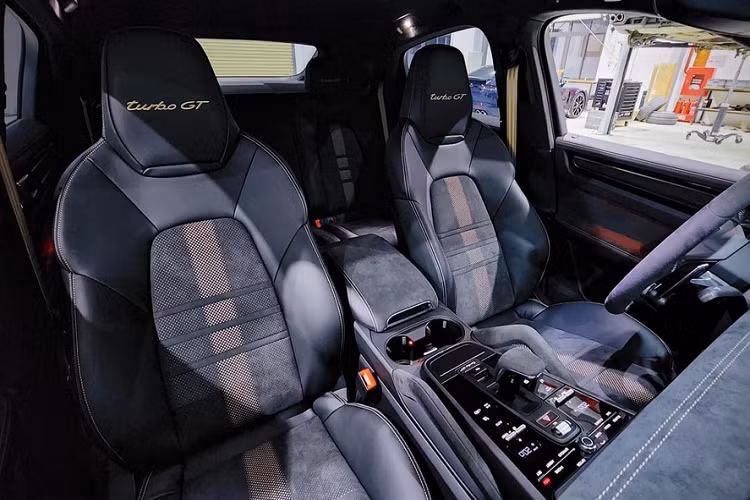 Theo hãng Porsche, mức tiêu thụ nhiên liệu kết hợp của mẫu xe SUV Porsche Cayenne Turbo GT thế hệ mới là 11,9 lít/100 km. Hiện Cayenne Turbo GT 2022 là chiếc xe SUV Porsche nhanh nhất hiện nay.