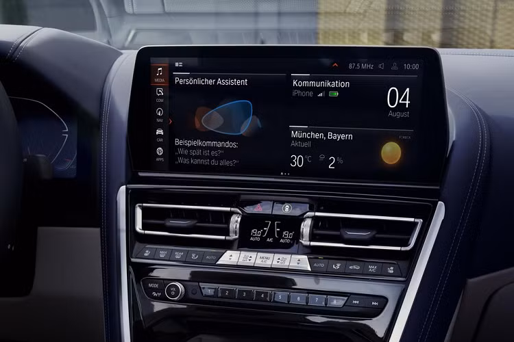 Tương tự ngoại thất, nội thất của BMW 8-Series 2023 cũng chỉ thay đổi nhẹ. Cụ thể, xe được trang bị màn hình thông tin giải trí dạng cảm ứng 12,3 inch mới, thay cho loại 10,25 inch cũ.