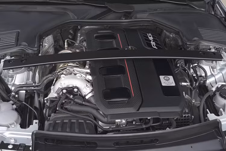 Tiếp đó, khối động cơ điện 204 mã lực được bố trí tại cầu sau. Với chế độ chạy điện hoàn toàn, kết cấu này có thể đưa chiếc xe đạt vận tốc 125 km/h và quãng đường tối đa 13 km.